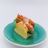Brioche de rabas Ibercook con quesos gratinados, rúcula, pico de gallo y salsas