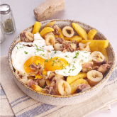 Huevos rotos con chipirones