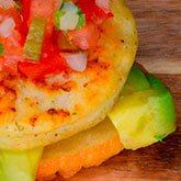Mini burger de merluza con pan tipo arepa